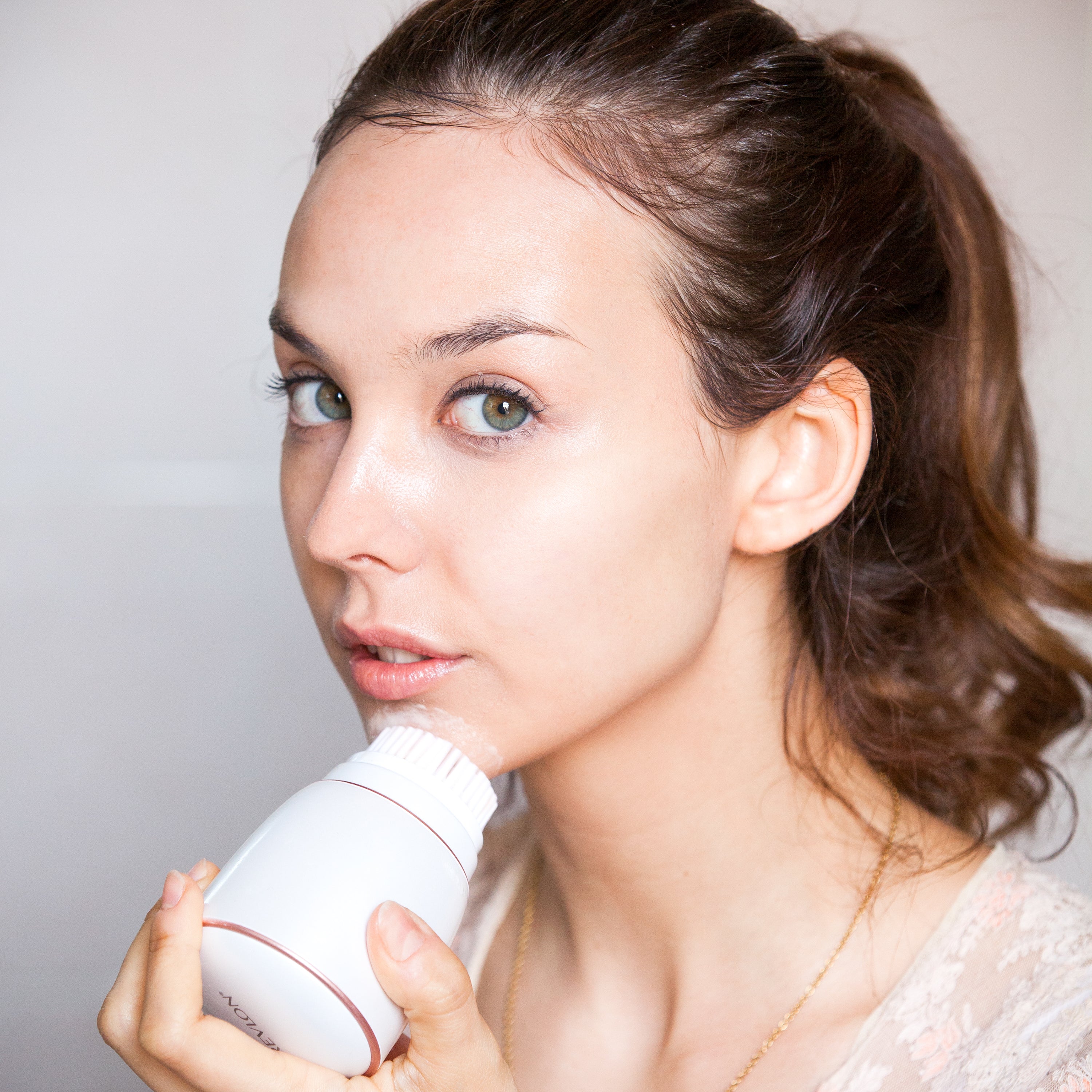 Revlon Ultimate Glow Clean and Make up Sonic Facial Brush